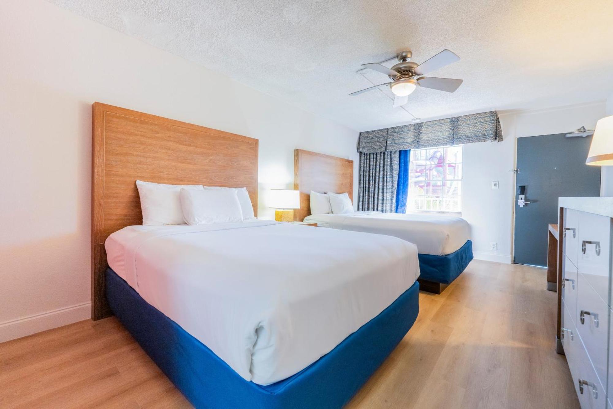Queen Room Two Queen Beds Water Park View Non-Smoking,1629890834:JPEG